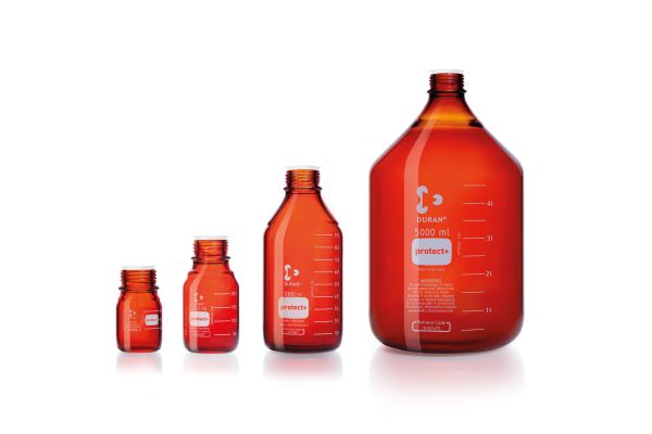 DURAN® Laborglasflasche protect+, braun, kunststoffummantelt (PA12), mit Staubschutzkappe